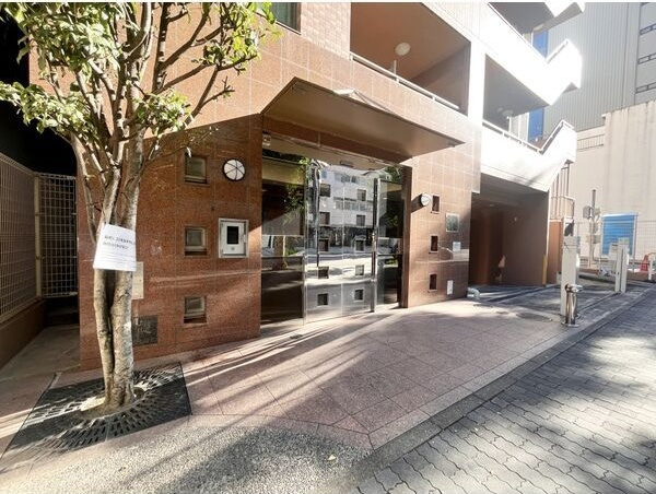 クレステージ久屋大通のエントランス