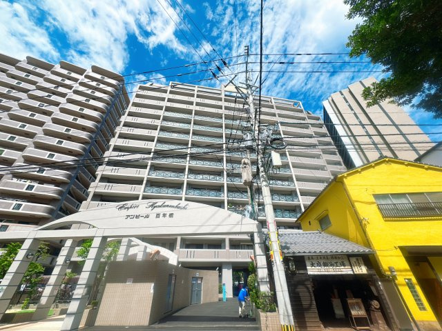 【外観】 | アンピール百年橋☆仲介手数料無料☆ | 百年橋通りや日赤通りへのアクセスが良く、バスやお車での移動もスムーズ！公共交通機関とマイカー双方の利便性を兼ね備えた、生活に便利なロケーションです。