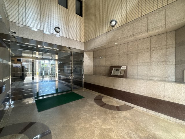 【その他共用部分】 | アンピール百年橋☆仲介手数料無料☆ | 管理体制が良好で、エントランスや廊下などの共用部分は常にきれいに保たれています。住まう方の満足度を高める、落ち着きと気品に満ちた住環境です。