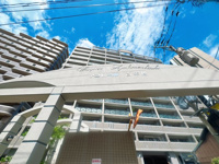 【外観】 | アンピール百年橋☆仲介手数料無料☆ | 大通りから一歩入った、静かで落ち着いた住宅エリアに位置しています。周辺は街灯も整備されており、夜間の帰宅も安心。都会の喧騒を離れ、心地よい暮らしを実現できます。