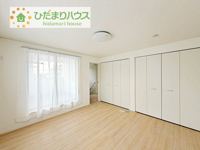 【寝室】 | 常総市水海道諏訪町第3　新築戸建　4号棟 | バルコニーに面していて、たっぷり光りの入る明るい主寝室です！
