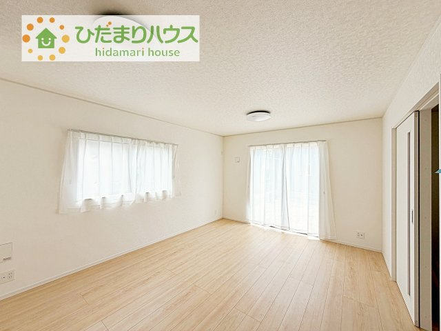 【居間・リビング】 | 常総市水海道諏訪町第3　新築戸建　4号棟 | お子様が元気に遊べる広々としたリビングです！