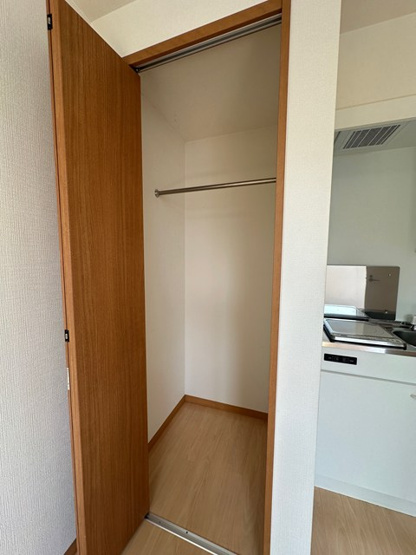 【収納】 | グレーシア | 洋室6.3帖のお部屋にあるクローゼットです♪お洋服もしわにならず、キレイに収納できます☆