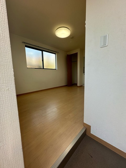 【玄関】 | グレーシア | 玄関を入るとすぐに洋室6.3帖のお部屋があります♪