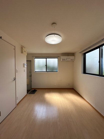 【洋室】 | グレーシア | 洋室6.3帖☆玄関から入ってすぐにある角部屋です♪エアコン付きで1年中快適に過ごせますね☆