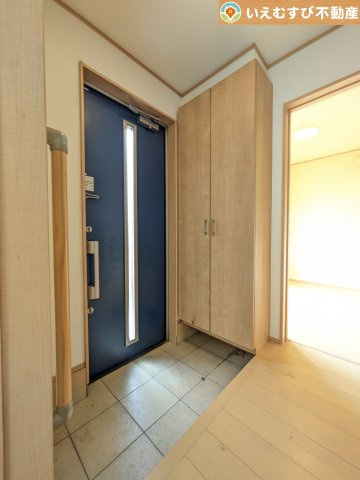 羽生市下川崎　中古戸建の玄関|玄関がいつも片づく大容量シューズボックス
充実の収納設備で玄関がすっきり綺麗に過ごせると快適ですよね♪