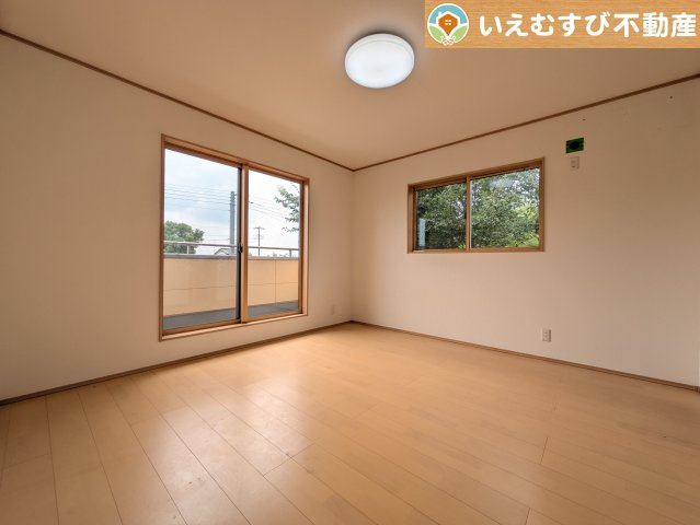 羽生市下川崎　中古戸建の洋室|シンプルで明るいお部屋
2面採光で日当り良好！シンプルなお部屋なので自分で家具を選ぶのが楽しみですね！