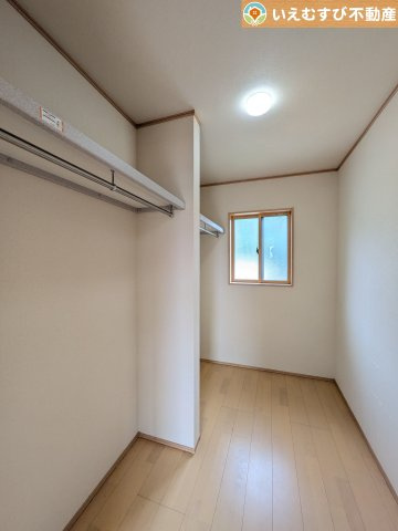 羽生市下川崎　中古戸建の収納|たっぷりの収納力を備えたウォークインクローゼット
たくさん収納できるので季節物やかさばるバッグなども片付きます♪