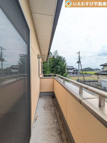 羽生市下川崎　中古戸建のバルコニー|南バルコニーで毎日のお洗濯もラクラク快適
しっかり太陽の光が降り注ぐ南向きなのでお洗濯物が乾きやすい♪