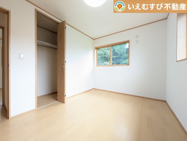 羽生市下川崎　中古戸建の寝室|ナチュラルな色合いでシンプルな内装
シンプルな内装のお家なので飽きが来ずコーディネートも楽しそうですね♪