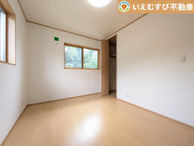 羽生市下川崎　中古戸建の子供部屋|2面採光で明るい居室
たっぷりの採光で自然光の差し込む明るいお部屋！新生活を想像すると楽しみが増しますね♪