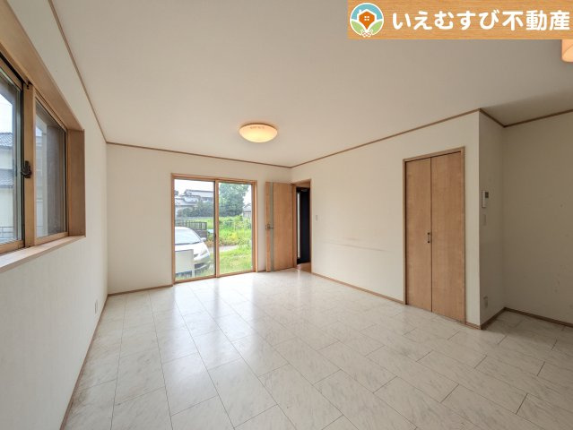 羽生市下川崎　中古戸建の居間・リビング|自然光で満たされる明るく開放感溢れるリビング
たっぷりの採光で明るい空間。家族みんなでくつろげます♪