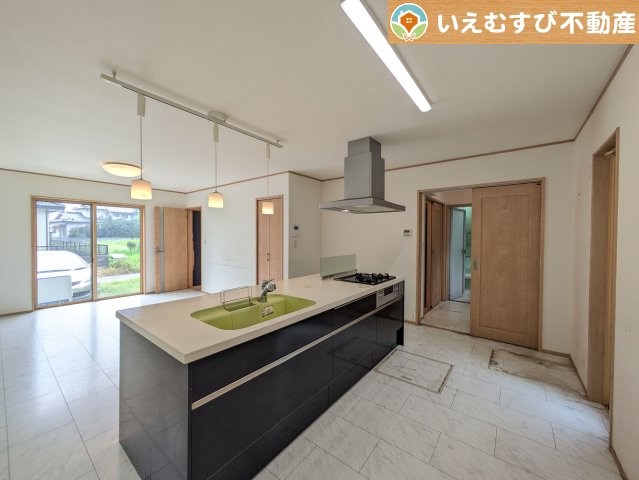 羽生市下川崎　中古戸建のキッチン|リビングを見渡しながらお料理ができるアイランドキッチン
様子を見たり会話をしながら過ごせるキッチンで楽しく料理ができますね！