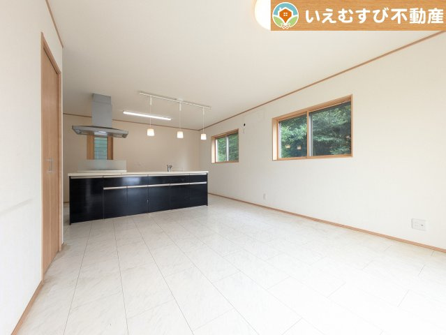 羽生市下川崎　中古戸建の居間・リビング|ご家族みんながゆったりくつろげるリビング
ゆとりの空間でくつろいだり遊んだり、家族の時間が楽しみですね♪