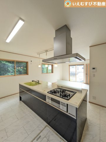 羽生市下川崎　中古戸建のキッチン|機能性収納性に溢れるキッチン
収納もたっぷり付いていてすっきり片付く！毎日楽しくお料理が出来そうです！