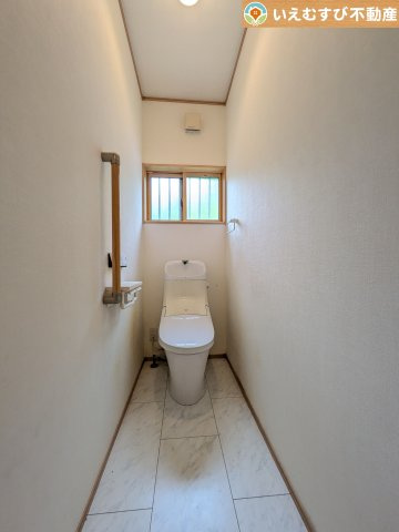 羽生市下川崎　中古戸建のトイレ|シンプルで清潔感のあるトイレ
窓付きで明るく、お掃除しやすいシンプルな空間♪