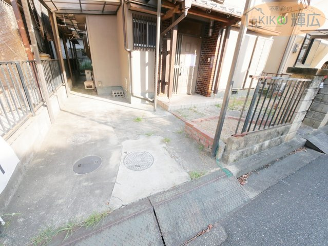 加古川市別府町1期別府　中古戸建の駐車場|リフォーム前写真。10月中頃完成予定です。