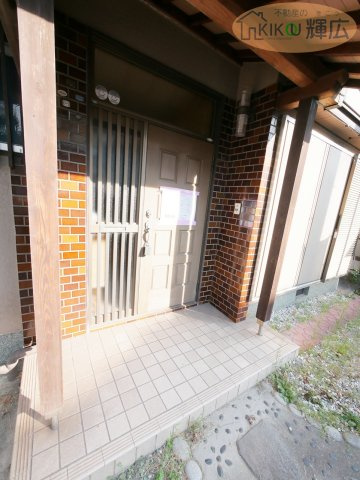 加古川市別府町1期別府　中古戸建の玄関|リフォーム前写真。10月中頃完成予定です。