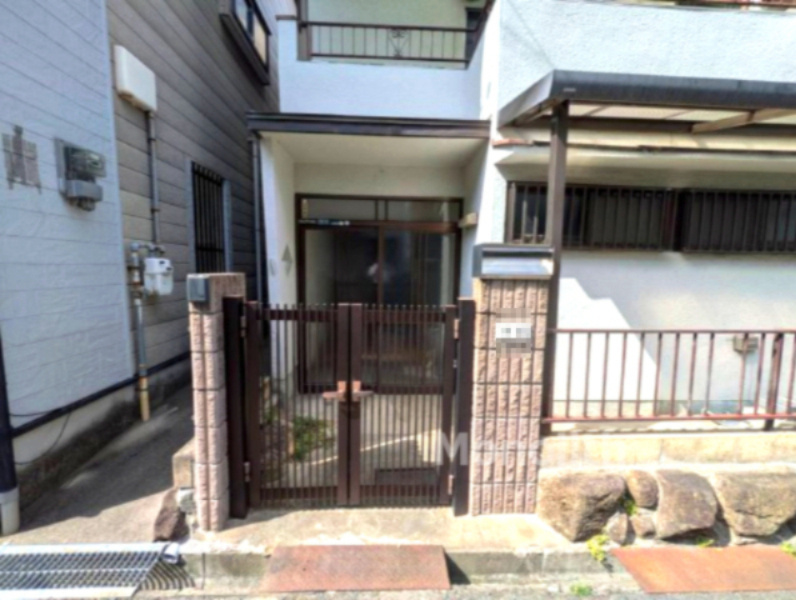 羽曳野市高鷲５丁目戸建てのエントランス