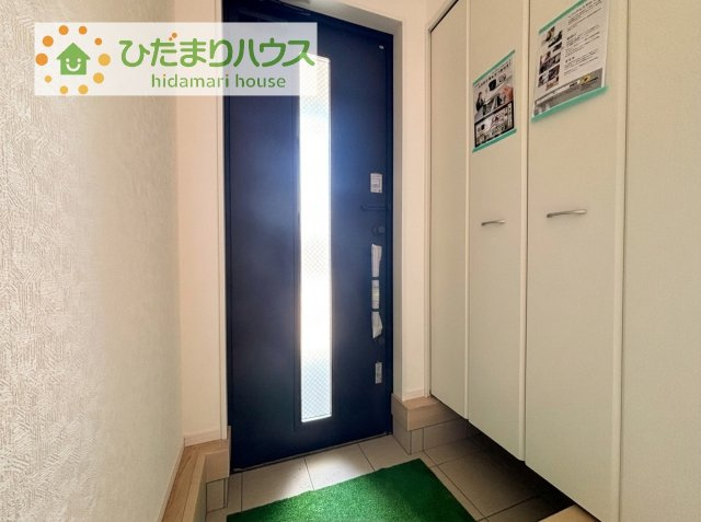 【玄関】 | 土浦市生田町第4　新築戸建　4号棟 | 毎日「行ってきます」「ただいま」をいう玄関は明るく光が差し込みます♪