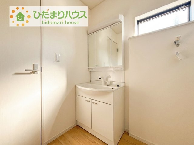 【独立洗面台】 | 土浦市生田町第4　新築戸建　4号棟 | 三面鏡の大きな鏡は憧れます(^^♪
鏡の後ろは収納となっていて、細かいものでも収納できるのでスッキリと整理できます！