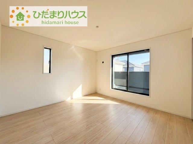 【寝室】 | 土浦市生田町第4　新築戸建　4号棟 | バルコニーに面していて、たっぷり光りの入る明るい主寝室です！