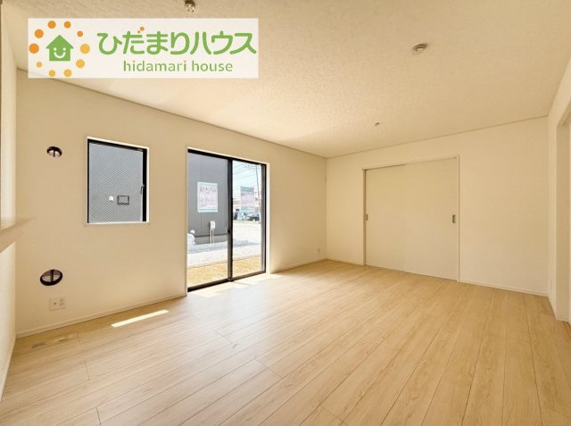 【居間・リビング】 | 土浦市生田町第4　新築戸建　4号棟 | 広～いリビングは、ゆったりとした家族だんらんの時間を過ごせます(^^)/