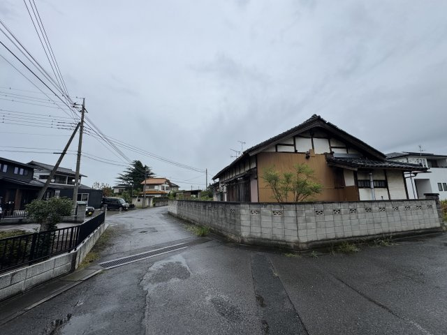 -三丁目不動産-　上里町勅使河原　1号地　現況更地の前面道路含む現地写真