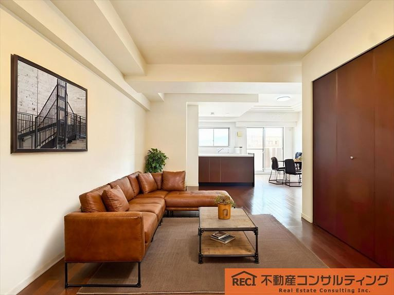 ワコーレ神戸森北町の居間・リビング|南向きバルコニーに面する広々18帖のLDK！