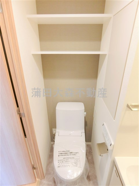ウェルスクエア西蒲田のトイレ|吊戸棚と温水洗浄便座付きのトイレ