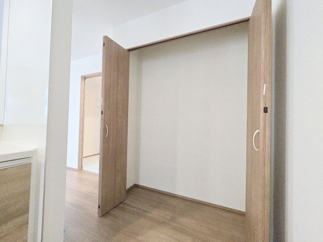 羽村市栄町2丁目　全１棟の収納|キッチン横のパントリー♪