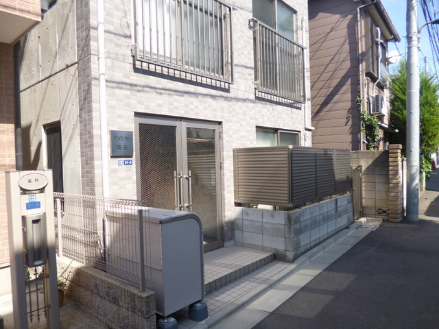 マンション明石の外観|住宅街に立地