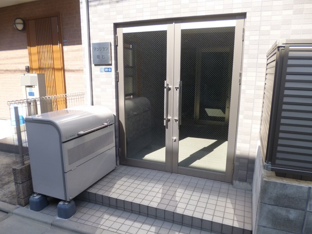 マンション明石のエントランス|敷地内ゴミ置き場もございます