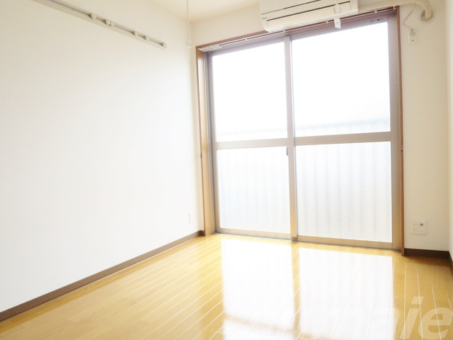 マンション明石の洋室|5.7帖の明るい洋室です