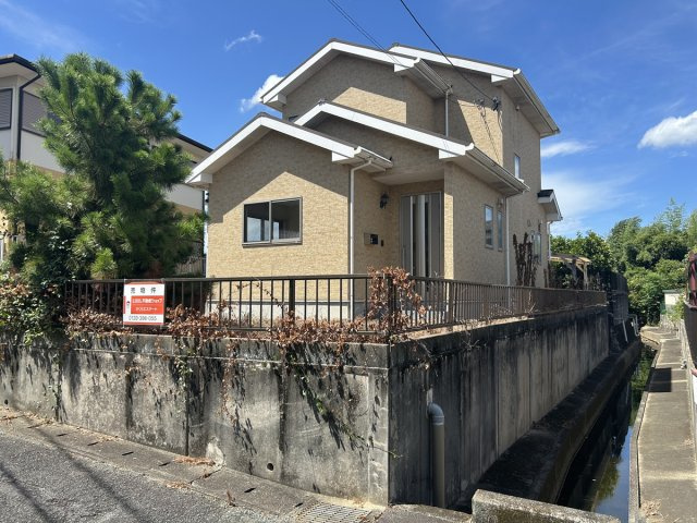 【外観】 | 橘売家 | 閑静な住宅街に佇む３SLDKの建物です。