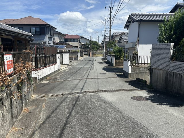 【前面道路含む現地写真】 | 橘売家 | 約6ｍの道路幅で先は住宅街ですが、通り抜けが出来ませんので、車の通りは少なめです。
