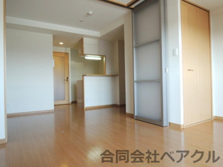 【居間・リビング】 | コンフォーレ栗栖野 | 使いやすい居間です