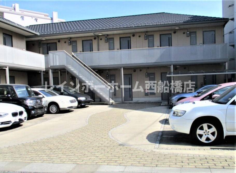 トップスターコート船橋の駐車場