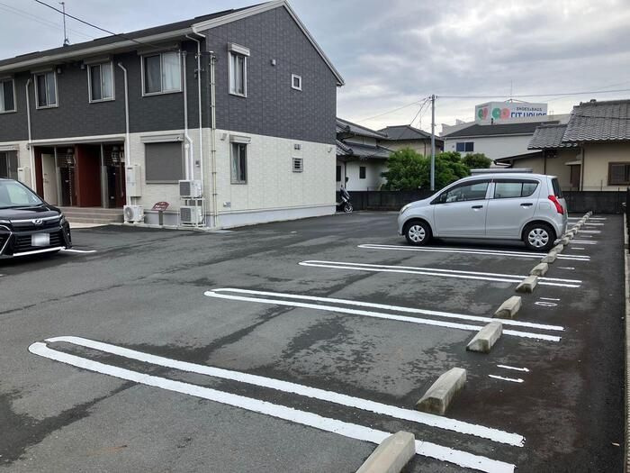 平松ハイツ　弐番館の駐車場