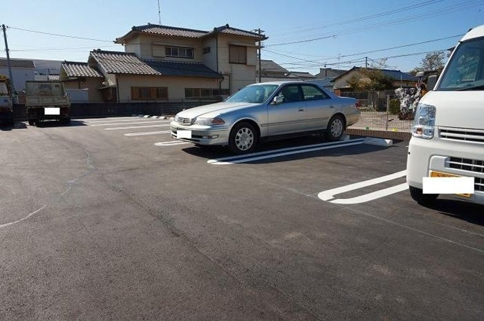 平松ハイツ　弐番館の駐車場