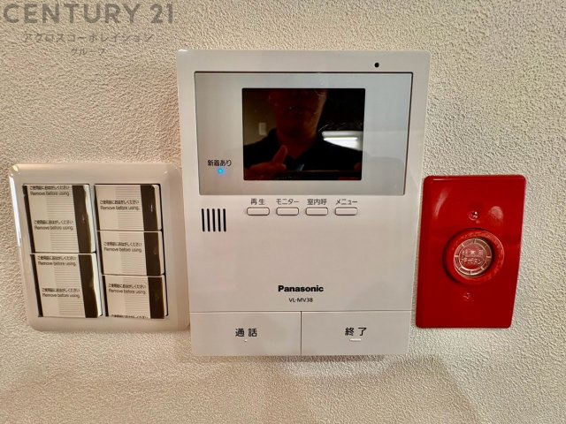 訪問者が来たときにテレビ画面で確認できるため、安心してドアを開けられます。録画機能があるものもあり、留守中に来訪者を記録しておくことができます。利便性が高く、セキュリティ面でも安心です。