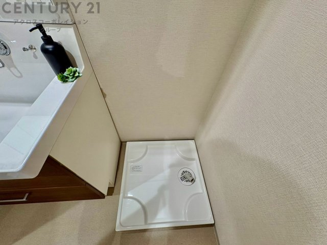 洗濯物の仕分け作業がしやすく、整理整頓が容易になります。洗濯音や湿気を他の部屋に持ち込まず、生活環境を快適に保ちます。上部を活用すれば収納スペースを確保でき洗剤や洗濯用品の整理もしやすくなります。