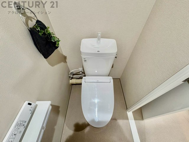 温水洗浄便座付トイレは温水洗浄機能により、暖かい水でおしりを洗浄することができ、冷たい水を使う従来の便座に比べ、温水洗浄機能で暖かいトイレを提供し、快適な使用を可能にします。