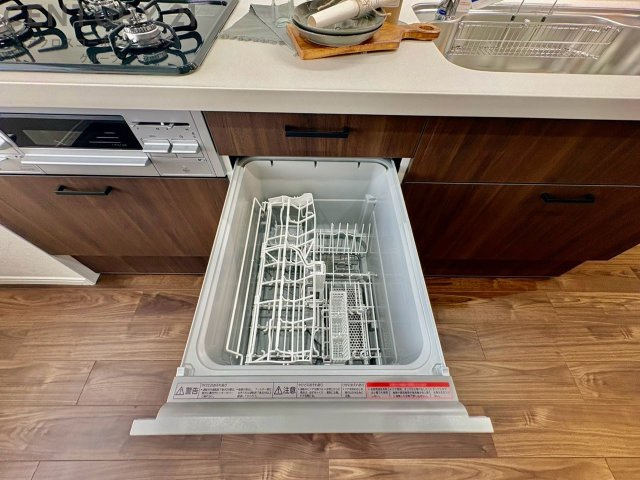 食器洗浄乾燥機は手洗いに比べて時間や労力を節約できます。また、高温のお湯で洗浄されるため、雑菌や細菌を殺菌する効果もあります。さらに、乾燥機能があるため、手で拭く手間も省け衛生的に保管できます。