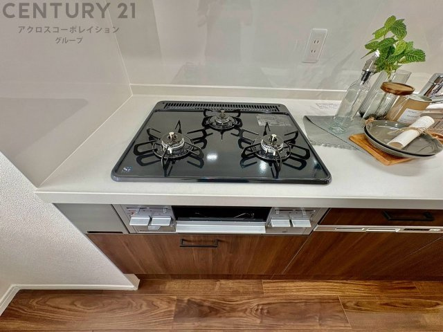 多数の調理器具を同時に使用でき、料理の効率化が可能。省エネで節約になり、様々な料理スタイルに適応できます。また、火力調整が独立しており、手入れや掃除もしやすく、今よりもっとお料理が楽しくなるかも。