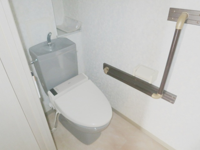 ウィンベルデュエット小岩のトイレ|手すりが付いているのでご高齢の方も安心です♪