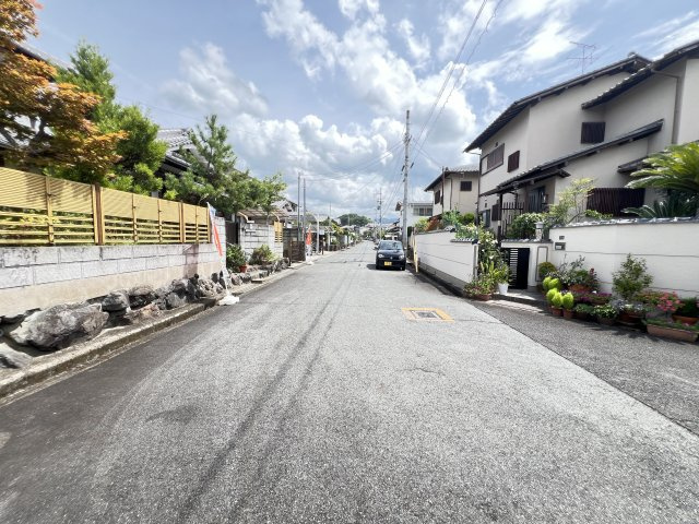桜井市朝倉台西3丁目の前面道路含む現地写真