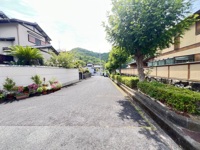 桜井市朝倉台西3丁目の前面道路含む現地写真