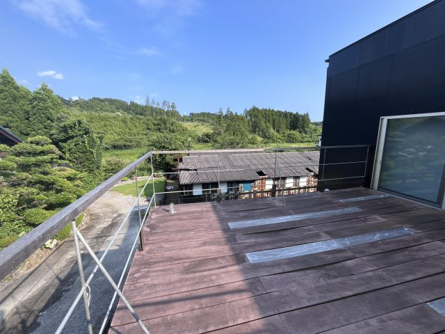 宮崎県串間市本城地区　白と黒のコントラストが鮮やかな住宅です|リビングからテラスに出られるようになっています