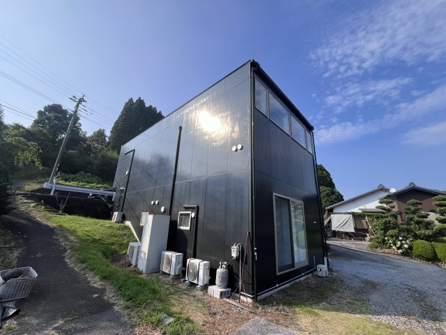 宮崎県串間市本城地区　白と黒のコントラストが鮮やかな住宅ですの外観